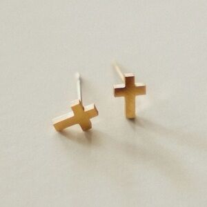 • Dainty Cross Stud Earrings •